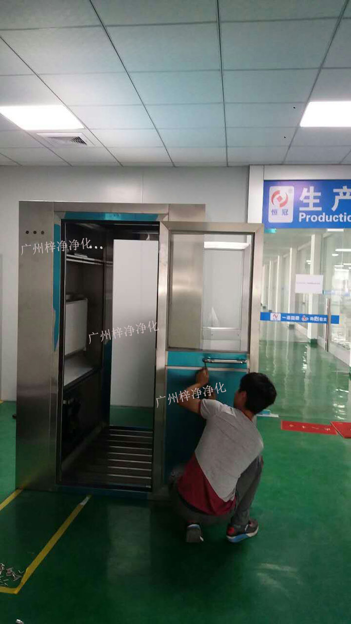 全不銹鋼風(fēng)淋室現(xiàn)場(chǎng)安裝實(shí)拍圖 全不銹鋼風(fēng)淋室現(xiàn)場(chǎng)安裝實(shí)拍圖
